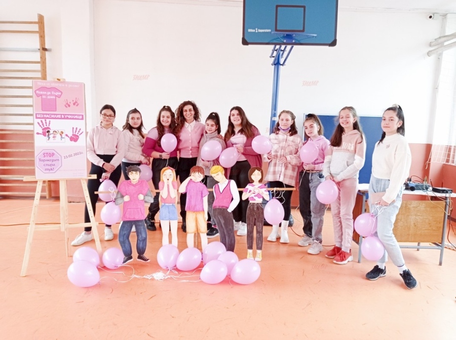 С розови мисли и балони в I ОУ „Св. Климент Охридски” призоваха: „Не на тормоза в училище!”